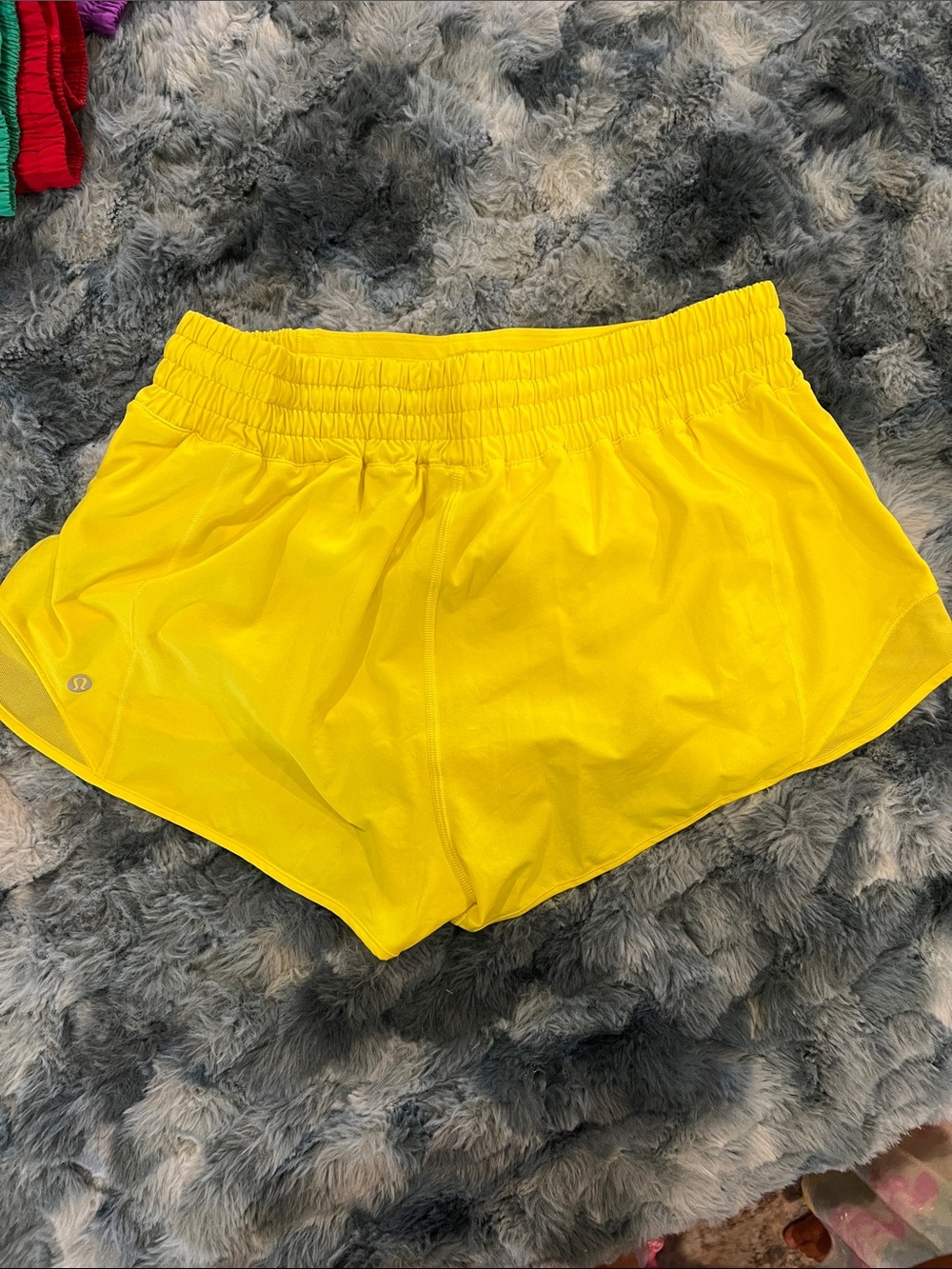 lululemon hotty hot 2.5” Bright Yellow Women's Athletic Shorts - Picture 2 of 2